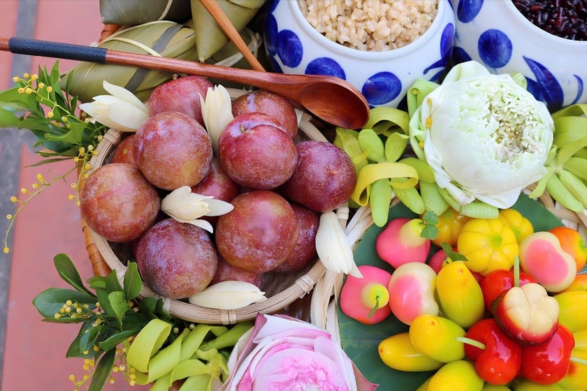 Một trong những điểm nổi bật nhất của Tết Đoan Ngọ là ăn các loại trái cây có vị chua, thơm nồng, để “diệt sâu bọ” trong người