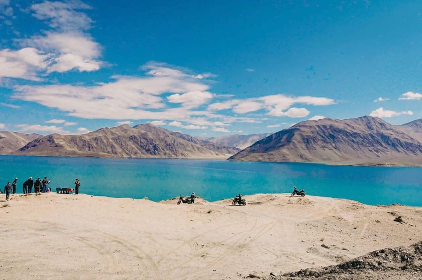 Hồ Pangong xanh biếc