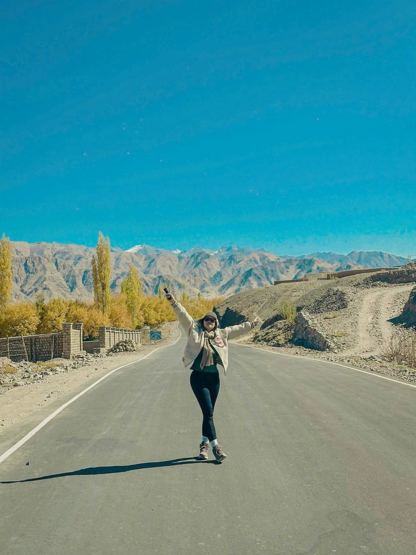 Ladakh – vùng đất cao nguyên nằm phía bắc Ấn Độ, ôm trọn bởi dãy Himalaya hùng vĩ – luôn là giấc mơ của những trái tim khao khát phiêu lưu