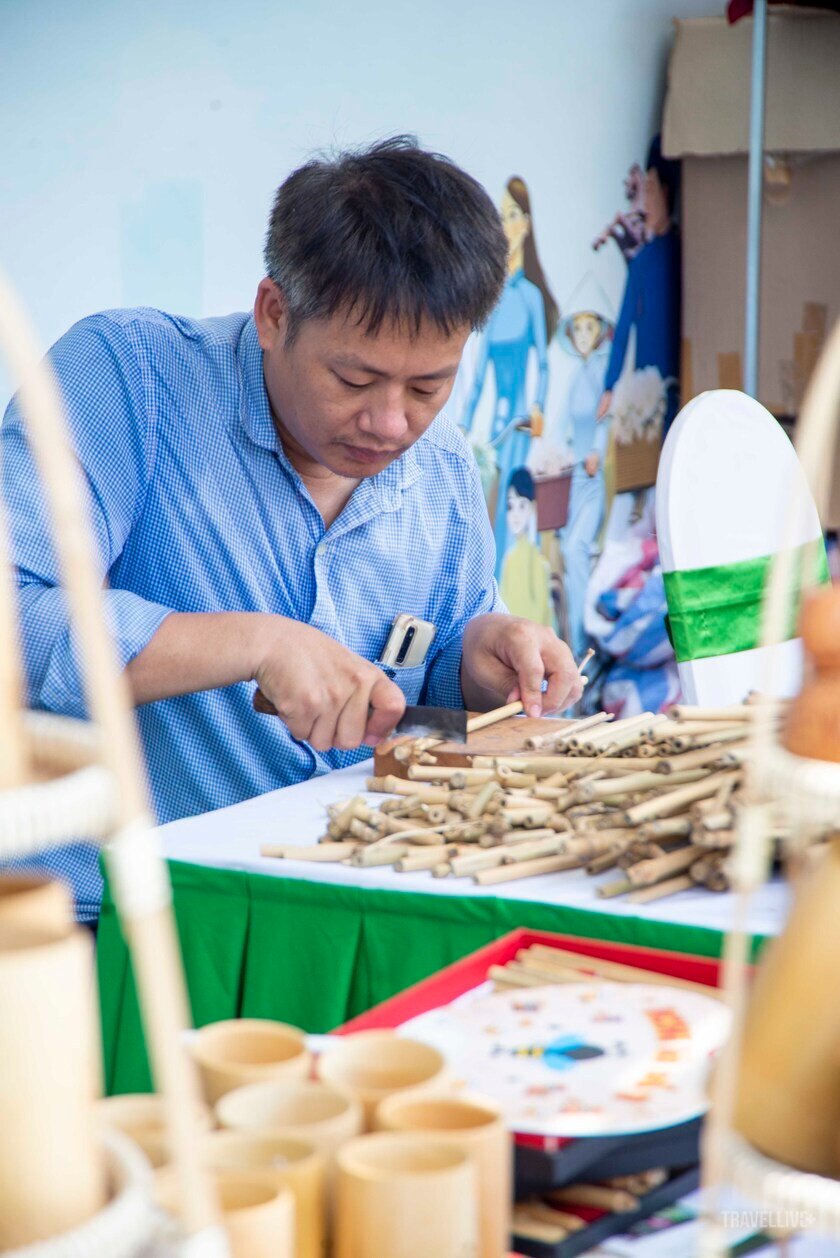 Các gian trưng bày làng nghề truyền thống
