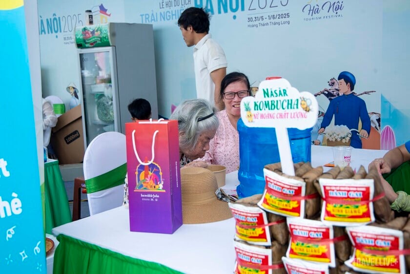 Lễ hội thu hút mọi lứa tuổi đến thưởng lãm