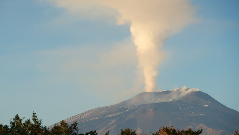 Núi lửa Etna tại Sicily, Italy, phun trào ngoạn mục thu hút hàng nghìn du khách, nhưng tình trạng ùn tắc đã gây cản trở lực lượng cứu hộ