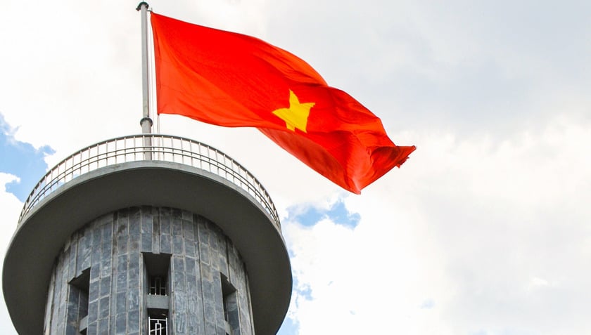 Cột cờ được xây dựng theo mô hình Cột cờ Hà Nội, có tổng chiều cao 34,85m, lá cờ rộng 54m2, tượng trưng cho 54 dân tộc anh em cùng chung sống hòa thuận, đoàn kết trên lãnh thổ Việt Nam
