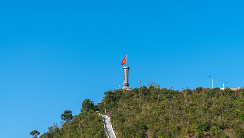 Theo thông báo, trong thời gian thi công, du khách và các tổ chức, cá nhân không liên quan đến việc thi công chỉ được dừng chân tại sân nhà chờ trên cột cờ, tuyệt đối không đi lên các bậc đá để đi lên