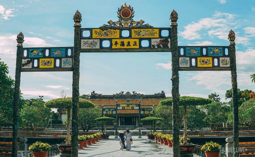 Qua cổng Ngọ Môn, những bức tường rêu phong, mái ngói cong và hoành phi chạm khắc chữ Hán hiện ra trong nắng sớm