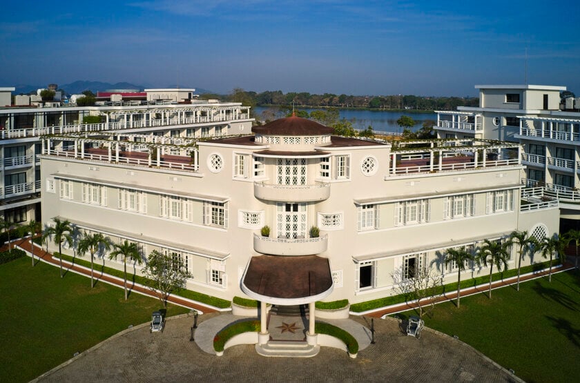 Bình minh bên bờ sông Hương như một dải lụa ôm trọn Azerai La Residence Hue
