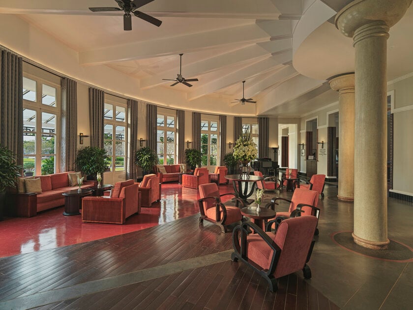 Và nếu chọn Azerai La Residence Hue là nơi lưu trú – một công trình kiến trúc Pháp nằm ngay bên sông Hương thơ mộng, bạn sẽ hiểu thế nào là “thức dậy giữa lịch sử”