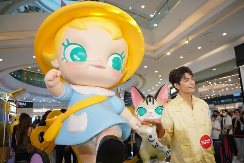 Dàn nghệ sĩ trẻ tạo hình chụp ảnh với mô hình Baby Molly khổng lồ.