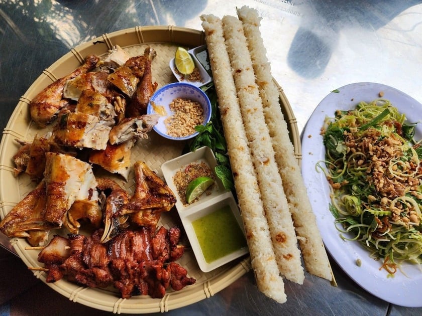 Gà nướng cơm lam Cô Sinh