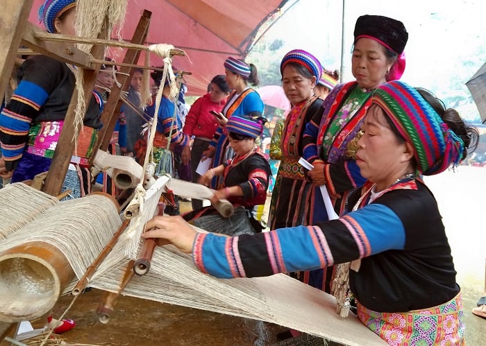 Dệt vải lanh còn thể hiện sự khéo tay, chăm chỉ và trở thành một trong những tiêu chí đánh giá tài năng, phẩm hạnh của người phụ nữ