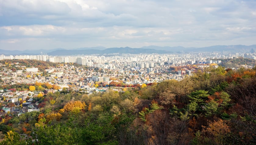 Đi bộ lên đỉnh bạn sẽ có cơ hội ngắm toàn thành phố Seoul