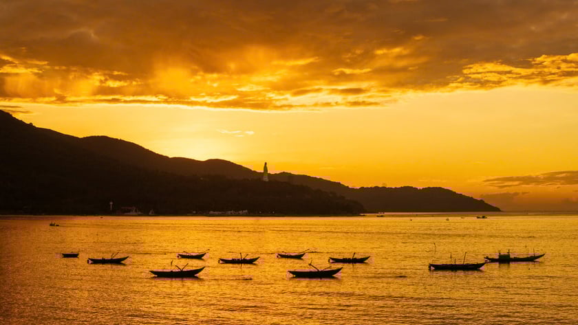 Bình minh vừa lên, chợ đã xong phiên
