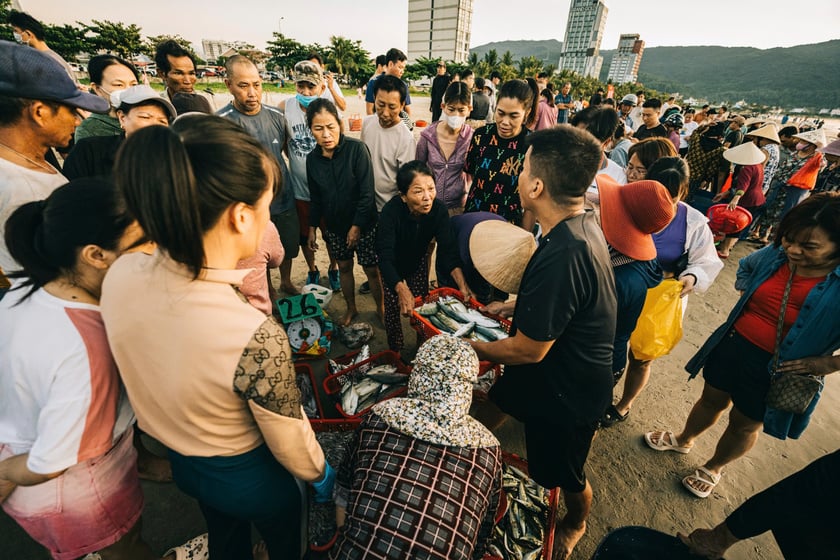 Tấp nập kẻ bán người mua
