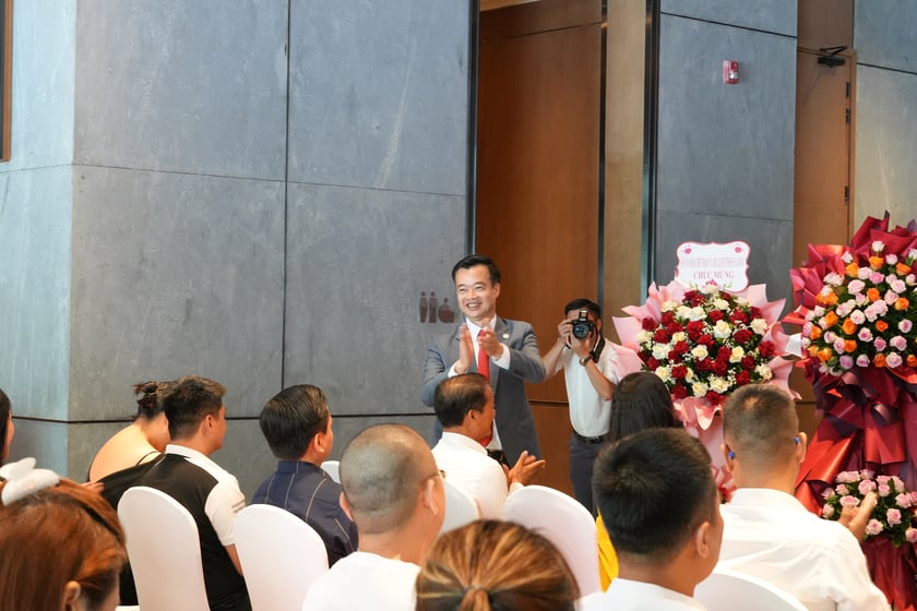 Ông Bùi Xuân Đăng - Tổng Quản lý khách sạn Four Points by Sheraton Hà Giang chia sẻ niềm vui cùng lãnh đạo tỉnh & anh chị em cộng sự tại buổi lễ