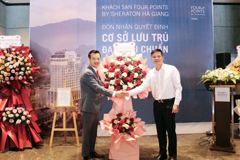 Ông Nguyễn Trung Ngọc - Giám đốc Sở Văn hóa, Thể thao & Du lịch tỉnh Hà Giang cùng chung niềm vui tự hào với khách sạn 5 sao đầu tiên tại Hà Giang