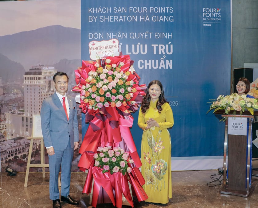 Bà Vương Ngọc Hà - Ủy viên ban thường vụ tỉnh ủy, Phó Chủ tịch UBND tỉnh Hà Giang tặng hoa chúc mừng tại sự kiện
