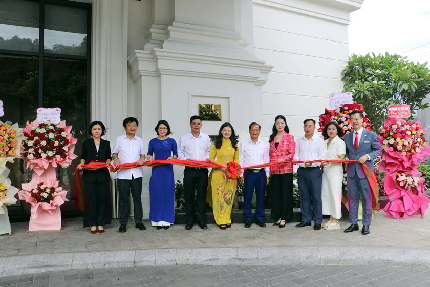 Đại diện lãnh đạo tỉnh, Sở Văn hóa, Thể Thao & Du lịch, Trung tâm xúc tiến du lịch, Hiệp hội du lịch tỉnh Hà Giang, Hiệp hội du lịch Việt Nam, và khách sạn Four Points by Sheraton Hà Giang đón bảng đồng 5 sao