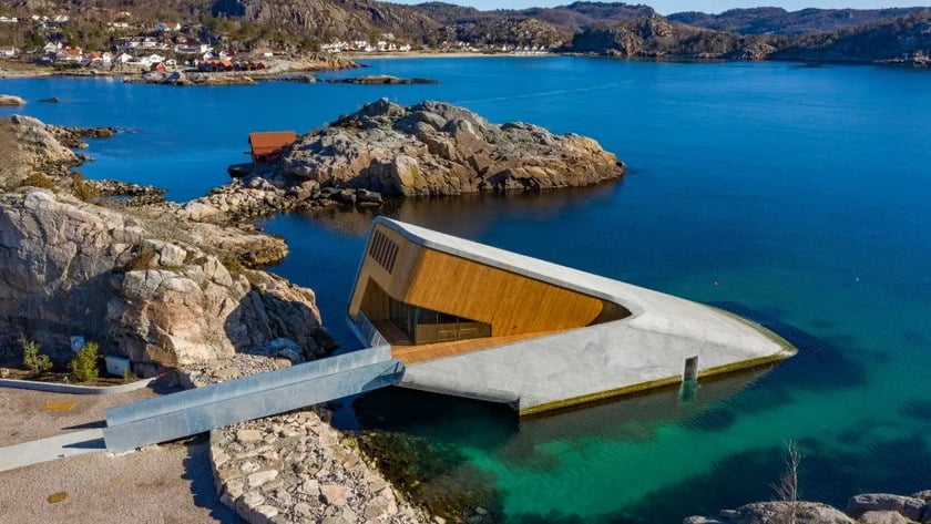 Nhà hàng Under tọa lạc tại Lindesnes, một thị trấn nhỏ ở phía Nam Na Uy. Điều thú vị là nhà hàng này nằm ở vị trí hợp lưu độc đáo tại điểm cực Nam của bờ biển Na Uy
