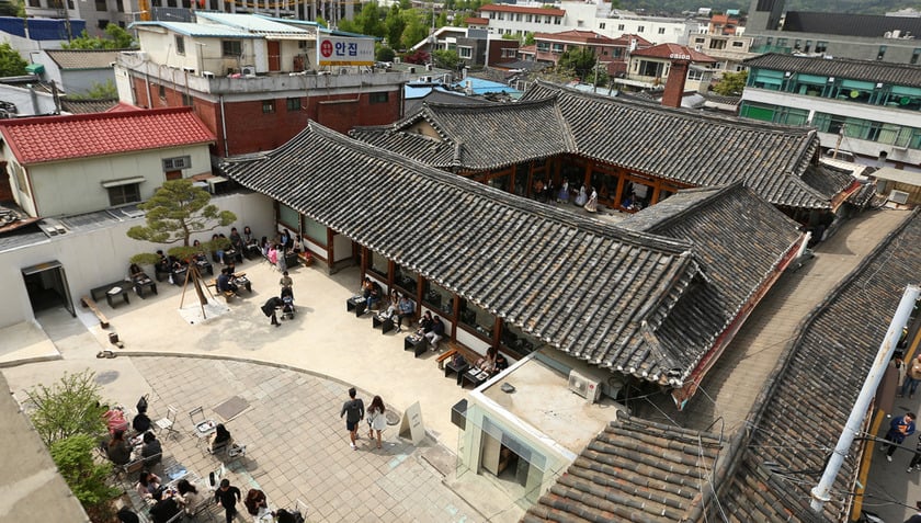 Với phong cách thô mộc công nghiệp, vừa hiện đại vừa gần gũi, quán đã trở thành điểm đến yêu thích của những tín đồ yêu check-in Instagram