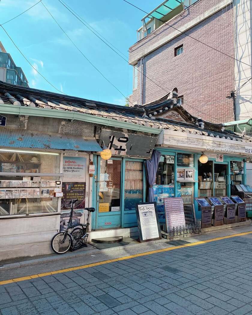 Hiệu sách cổ Dae-oh với hơn 60 năm tuổi đời là quán cafe sách nổi tiếng với giới trẻ và khách du lịch khi tới Seoul