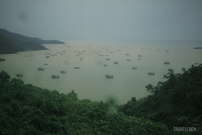 Khung cảnh đèo Hải Vân ảm đạm trong cơn mưa.
