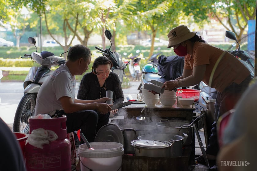 Quán bánh canh cá lóc mở lúc sáng sớm tại thành phố Huế.