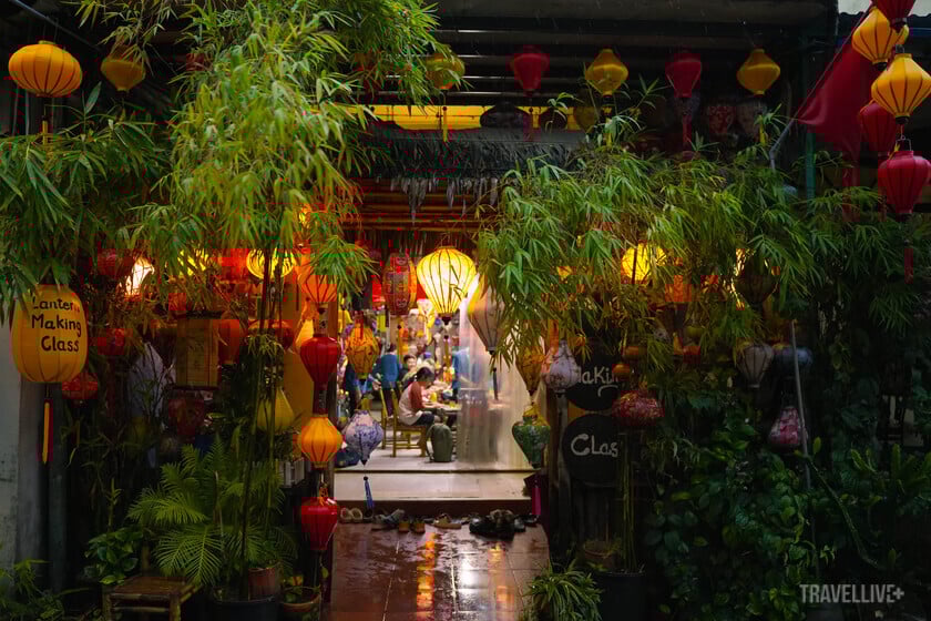 Lớp học làm đèn lồng ở Hội An trở thành nơi tránh mưa và khám phá văn hoá truyền thống cho nhiều du khách.