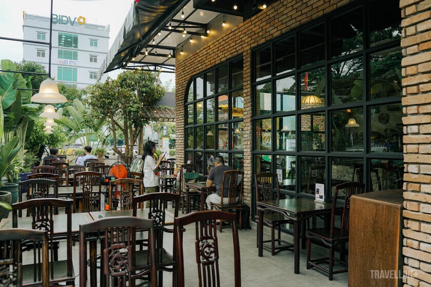 Hàng cây xanh bao quanh không gian ngoài trời mang đến bầu không khí mát mẻ, dễ chịu giữa lòng thành phố.