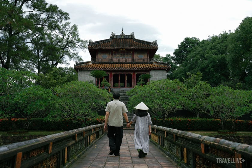Lăng vua Minh Mạng thanh bình trong một sáng vắng người.