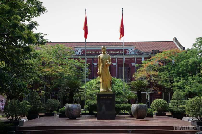 Tượng Nguyễn Tất Thành được đặt ở trung tâm khuôn viên trường.