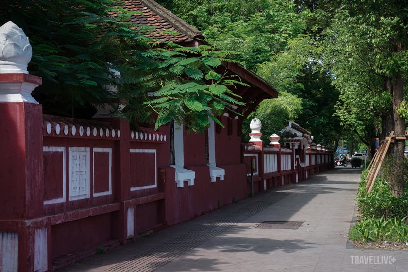 Tường bao quanh trường được sơn màu đỏ sậm.