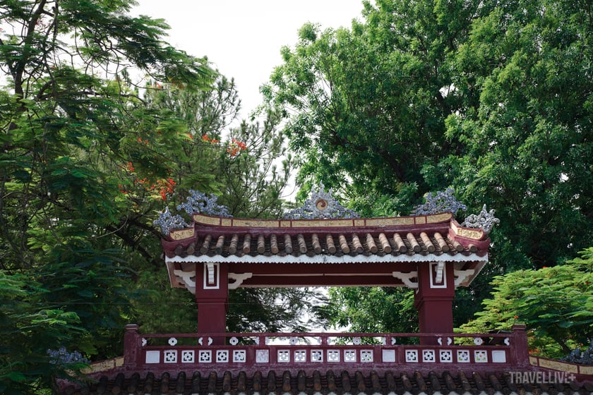 Cổng trường được xây hai tầng, lợp ngói lưu ly.