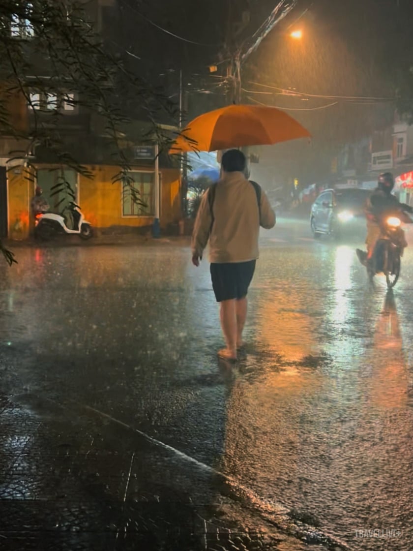 Đêm 12/6, phố cổ Hội An mưa lớn, nhiều tuyến đường bị ngập.