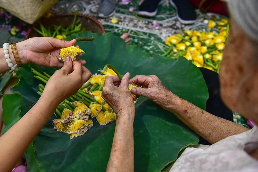 Việc lấy gạo sen là công đoạn khó nhất, người nghệ nhân phải khéo tay, nhanh mắt để gạo không bị nát giữ nguyên mùi thơm đặc trưng của sen