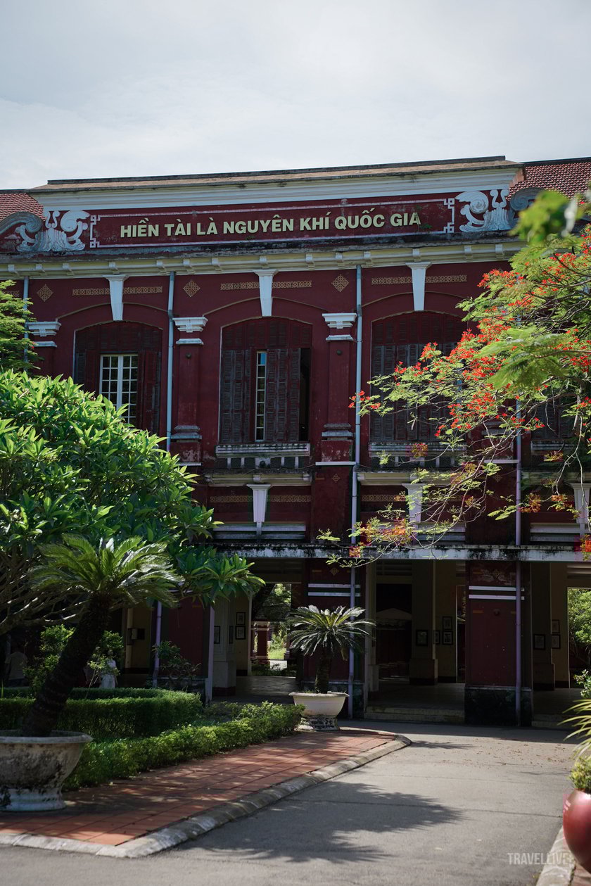 Dòng chữ vàng được đặt trang trọng tại nơi cao nhất của ngôi trường.