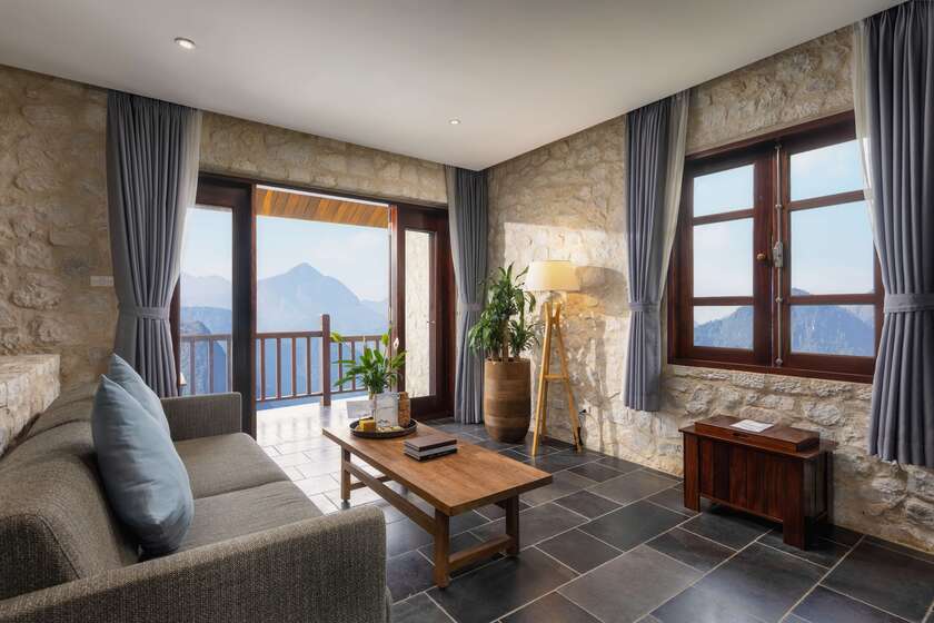 Từ ban công riêng cả hai tầng của mỗi bungalow đều có tầm nhìn hướng ra những dãy núi trập trùng. Ảnh: Topas Ecolodge