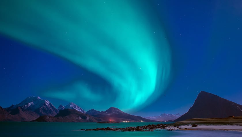 Nhờ ít bị ô nhiễm ánh sáng đô thị, Greenland là một bức tranh tối màu và là sân khấu hoàn hảo để Bắc Cực quang trình diễn trên bầu trời