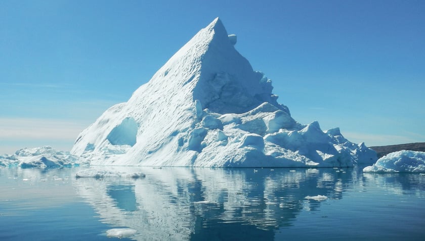 Là lãnh thổ tự trị thuộc Đan Mạch từ thế kỷ XIX, Greenland nằm gần lục địa Bắc Mỹ, giữa Đại Tây Dương và Bắc Băng Dương và băng bao phủ 80% diện tích