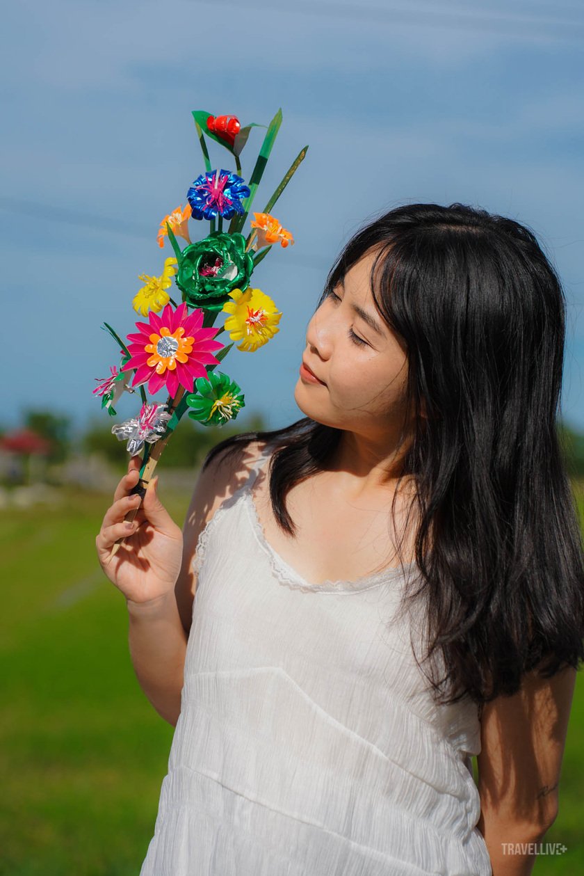 Một cành hoa giấy gồm nhiều loại hoa với nhiều màu sắc rực rỡ