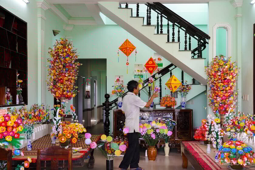 Nghệ nhân Nguyễn Hữu Hùng dành riêng một gian nhà để trưng bày các loại hoa giấy truyền thống của làng