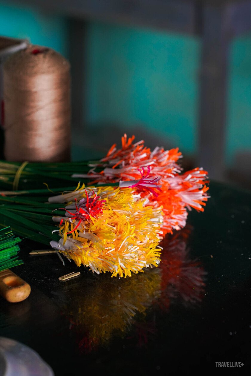 Hoa giấy Thanh Tiên được làm từ những vật liệu đơn giản, có sẵn tại địa phương như tre và giấy màu