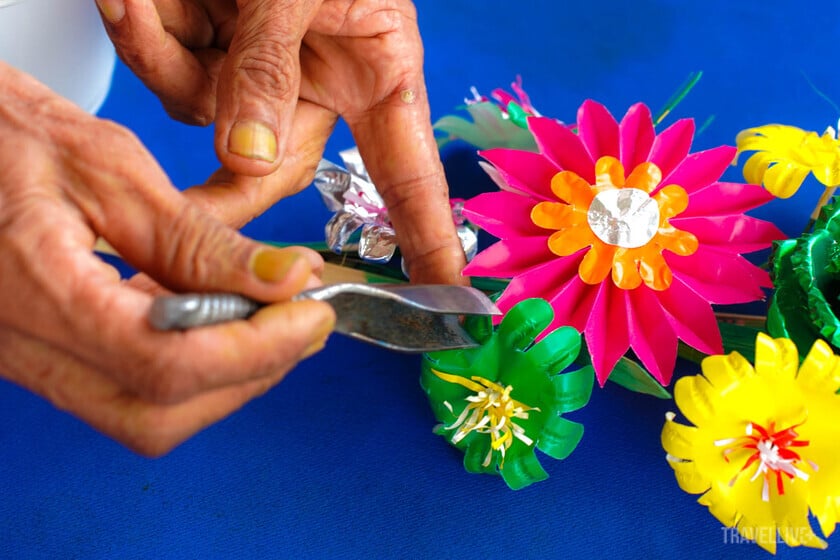 Ông Hùng giới thiệu bộ dụng cụ dùng để làm hoa giấy