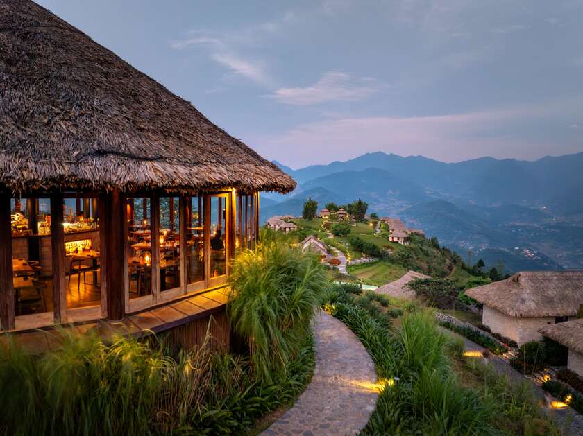 Ngắm nhìn toàn cảnh tuyệt đẹp của dãy núi Hoàng Liên Sơn hùng vĩ khi dùng bữa tại Nhà hàng 360°. Ảnh: Topas Ecolodge