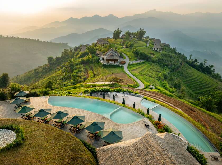 Bể bơi vô cực tại Topas được bao quanh bởi những thửa ruộng bậc thang với khung cảnh núi non trùng điệp. Ảnh: Topas Ecolodge