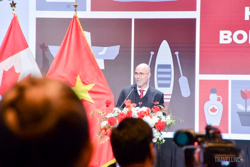 Đại sứ Shawn Steil chia sẻ tại buổi lễ