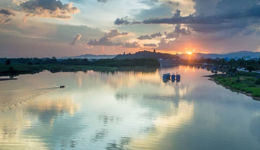 Khởi nguồn từ đại ngàn Tây Nguyên, dòng chảy của sông Ba đã nuôi dưỡng những nền văn minh, hình thành các phong tục tập quán độc đáo