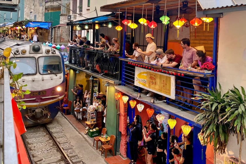 Dù rất nổi tiếng với du khách quốc tế, thế nhưng cà phê đường tàu Hà Nội đã nhiều lần bị báo chí nước ngoài cảnh báo