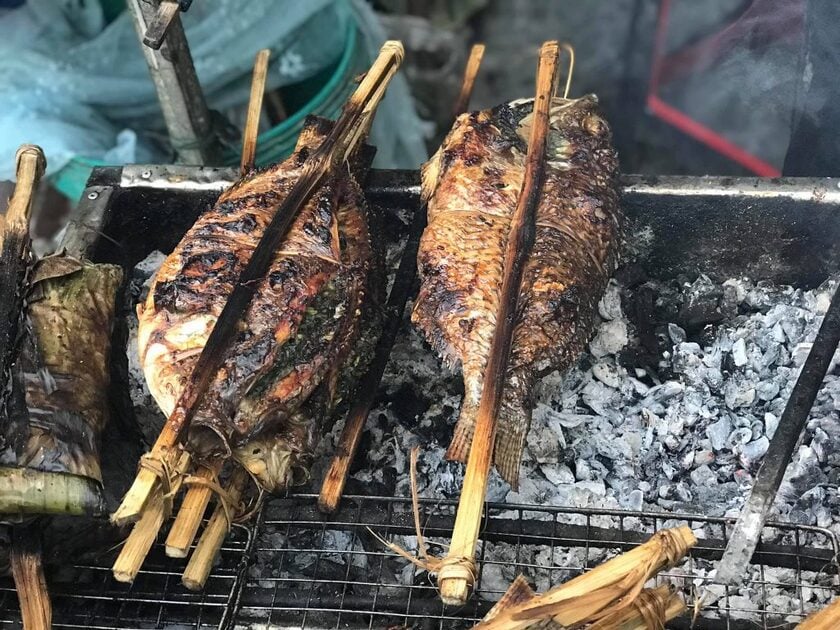 Khi chín, lớp vỏ cá xém vàng, dậy mùi thơm phức. Thịt cá bên trong thì ngọt lịm, chắc nịch, khô ráo vừa phải, ăn đến đâu thấy mê đến đó