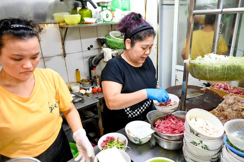Một quán phở “Michelin Bib Gourmand” giữa lòng phố cổ