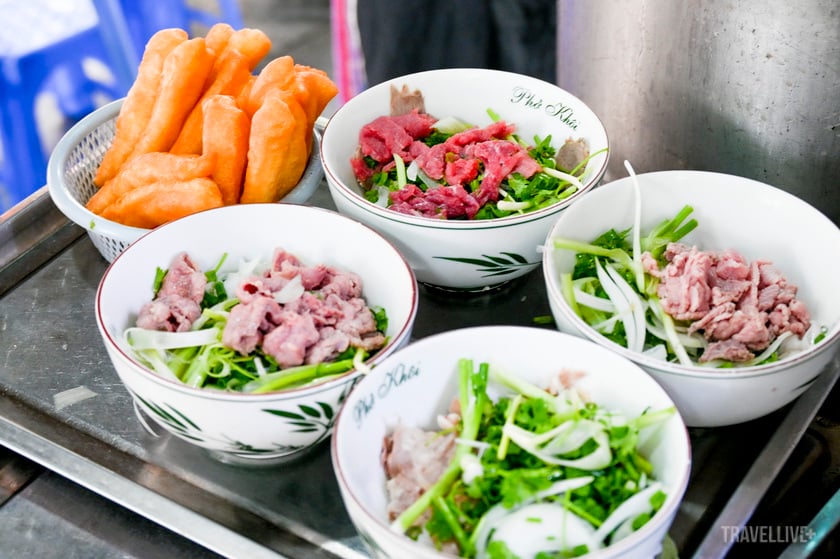 Giữa muôn vàn quán phở mọc lên mỗi năm ở Hà Nội, phở Khôi Hói tại 50C Hàng Vải vẫn giữ vững vị thế như một “cột mốc” của hương vị truyền thống